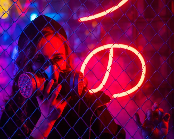 Neon Bir Stüdyoda Çitin Arkasında Gaz Maskeli Beyaz Bir Kadın — Stok fotoğraf