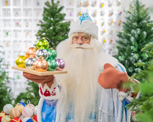 Русский Санта Клаус Держит Украшения Рождественской Елки Магазине — стоковое фото
