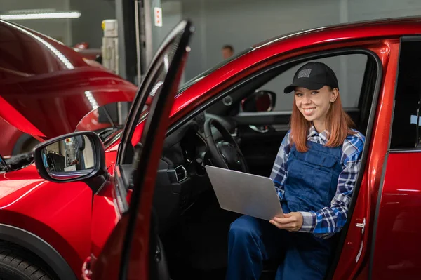 Žena Auto Mechanik Dělá Diagnostiku Autě Pomocí Notebooku — Stock fotografie