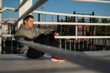 Beyaz erkek boksör ringde dinleniyor.