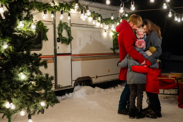 Glad Kaukasisk Familj Kramas Utomhus Juldekorationer Föräldrar Och Tre Söner — Stockfoto