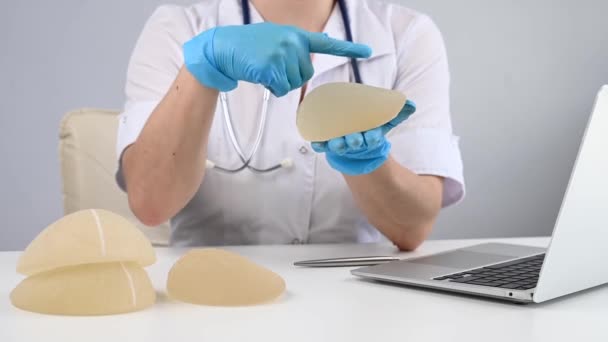 Plastisch Chirurg Toont Siliconen Implantaten Aan Patiënt — Stockvideo