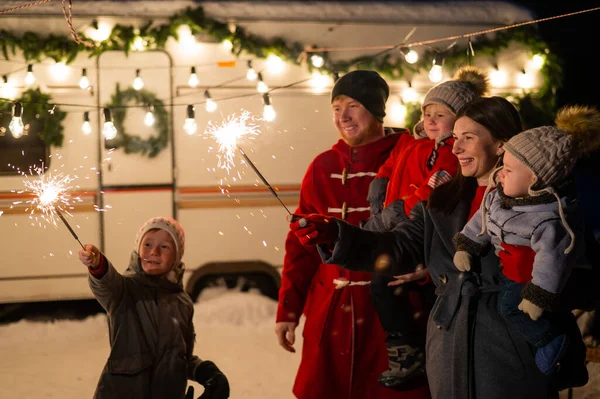 Lycklig Familj Firar Jul Naturen Och Håller Tomtebloss Föräldrar Med — Stockfoto