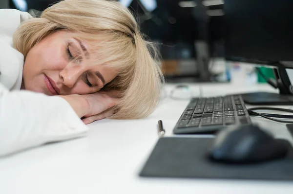 Vit Blond Kvinna Sover Vid Sitt Skrivbord Kontoret — Stockfoto