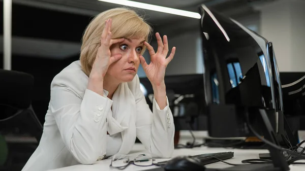 Vit Blond Kvinna Försöker Hålla Sig Vaken Vid Sitt Skrivbord — Stockfoto