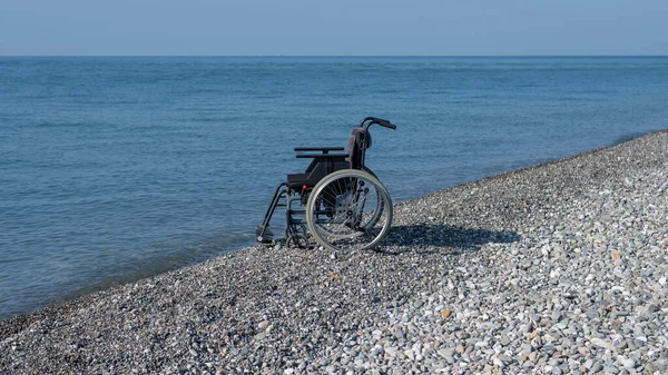 Tom Rullstol Stenig Strand — Stockfoto