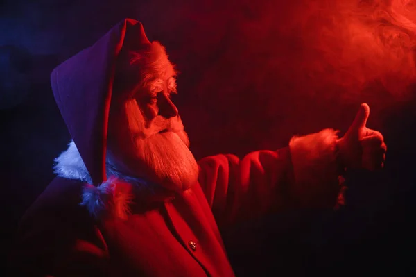 Ritratto Babbo Natale Blu Luce Rossa Neon Fumo — Foto Stock
