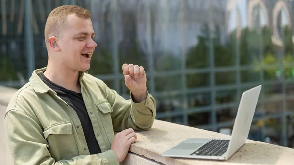 Vit Man Kommunicerar Teckenspråk Videolänk Laptop — Stockfoto