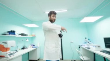 Duygusal doktor dişçi iş gününden sonra eldivenlerini çıkarır. Video 360 derece