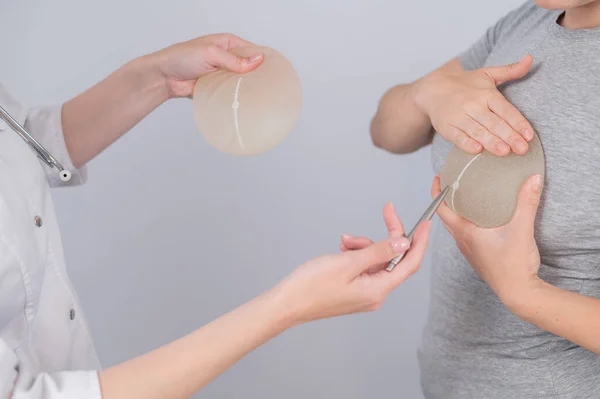 Caucasian Woman Trying Breast Implants Plastic Surgeon Helps Patient Choice — Stock Photo, Image