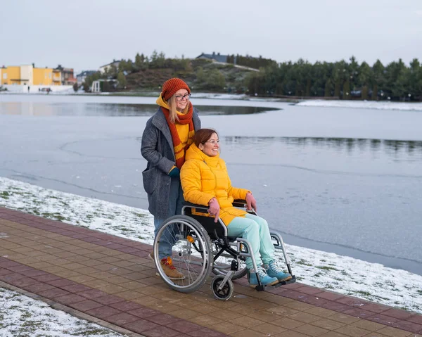 Kaukasierin Schiebt Ihren Freund Rollstuhl Den See — Stockfoto