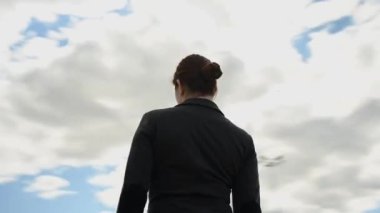 İş kadını gülümsedi ve kollarını göğsünün üzerinde çapraz yaptı. Video 360 derece