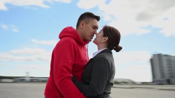 视频360度镜头环绕在拥抱和亲吻的夫妻周围 — 图库视频影像