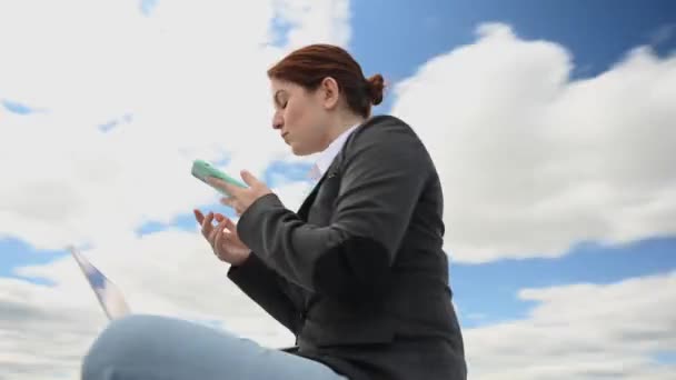 曇った空に携帯電話で話しているビジネスの女性 360度動画 — ストック動画