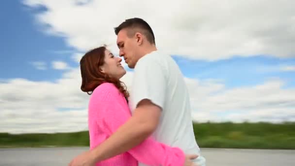 Vídeo 360 Graus Câmera Gira Torno Casal Abraçando Beijando — Vídeo de Stock