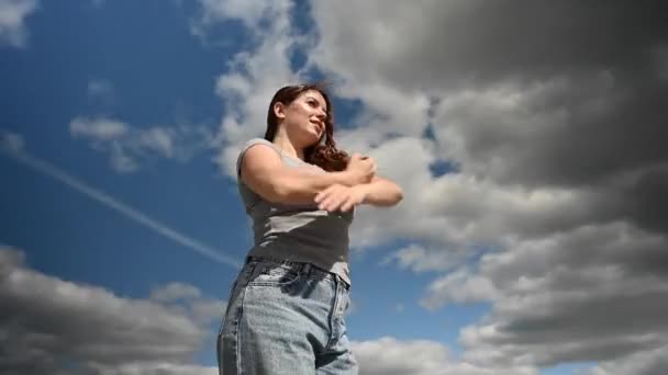 Vit Kvinna Dansar Mot Bakgrund Molnig Himmel Video 360 Grader — Stockvideo