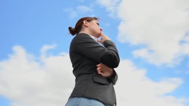 Mujer Negocios Pensativo Fondo Cielo Nublado Vídeo 360 Grados — Vídeos de Stock