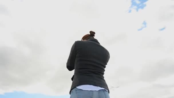 曇り空の背景に不満ビジネス女性 360度動画 — ストック動画