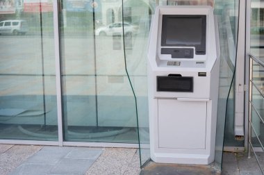 Boş siyah ekranlı bir bilet otomatına yakın çekim.