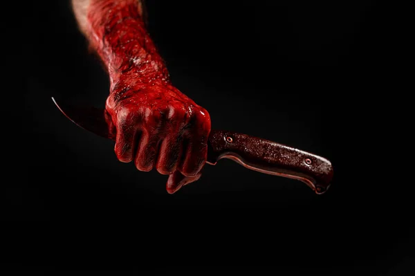 顔のない男が刃のそばにナイフを持っている 黒い背景に血で覆われた男性の手 — ストック写真