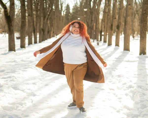 Товста Жінка Слухає Музику Навушниками Танцями Парку Взимку — стокове фото