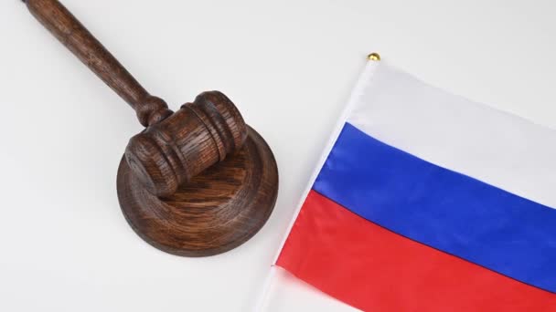Γυναίκα Δικαστής Χτυπά Σφυρί Δίπλα Στη Σημαία Της Ρωσικής Ομοσπονδίας — Αρχείο Βίντεο
