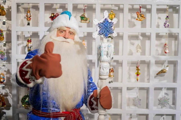 Русский Санта Клаус Выбирает Украшения Елки Магазине — стоковое фото