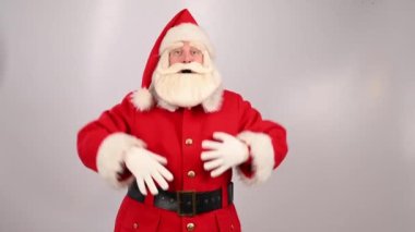 Heyecanlı Noel Baba beyaz arka planda tebrik konuşması yapıyor.