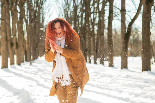 Товста Біла Жінка Грає Сніжки Парку — стокове фото