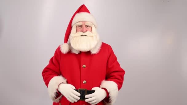 Überraschte Weihnachtsmänner Auf Weißem Hintergrund Wunder Weihnachten — Stockvideo