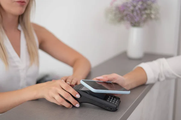 Kobieta Płaci Bezdotykową Płatność Nfc Używaną Przez Smartfona — Zdjęcie stockowe