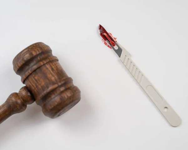 Scalpel Covered Blood Judges Wooden Gavel — Stock Photo, Image