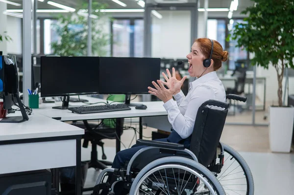 Biała Kobieta Wózku Krzyczy Nerwowy Załamanie Kobieta Call Center Pracownik — Zdjęcie stockowe