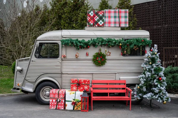 Släpvagn Dekorerad Med Krans Och Gran Grenar Till Jul — Stockfoto