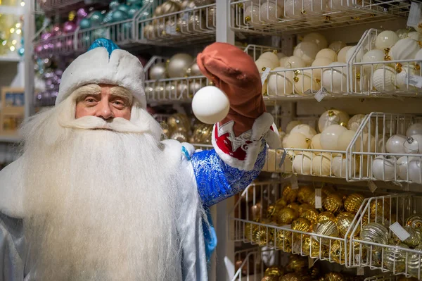 Ruský Santa Claus Vybírá Dekorace Pro Vánoční Stromeček — Stock fotografie