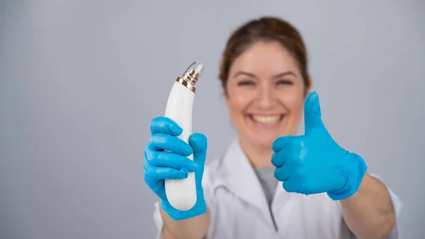 Doctor Dermatologist Recommends Vacuum Skin Cleaner Home Shows Thumbs — Stock Photo, Image
