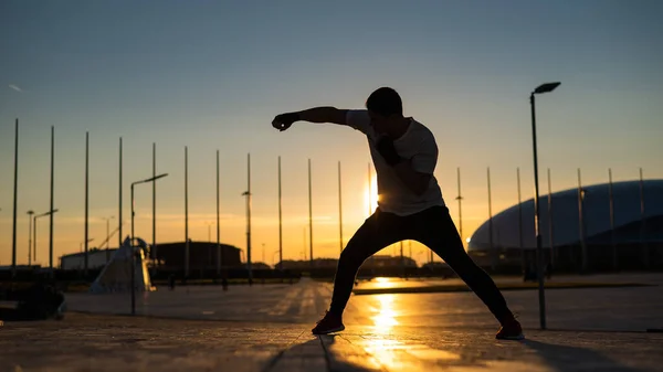 Mand Træner Boksning Ved Solnedgang Udendørs - Stock-foto