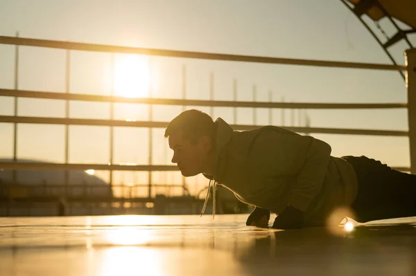 Ung Kaukasisk Mand Laver Push Ups Bokseringen Udendørs Ved Solnedgang - Stock-foto