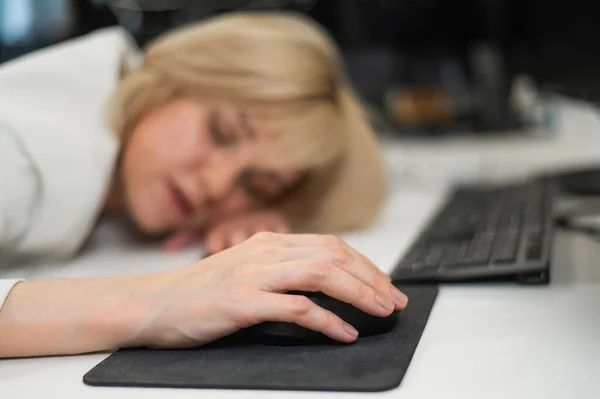 Λευκή Ξανθιά Γυναίκα Κοιμάται Στο Γραφείο Της Στο Γραφείο Θολή — Φωτογραφία Αρχείου