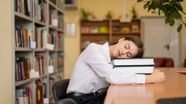 Mujer Joven Durmiendo Libros Texto Una Biblioteca Pública — Foto de Stock