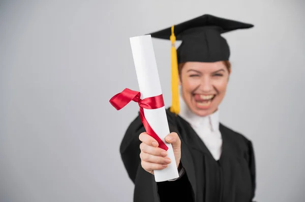 Mulher Emocional Vestido Pós Graduação Segurando Diploma Primeiro Plano — Fotografia de Stock