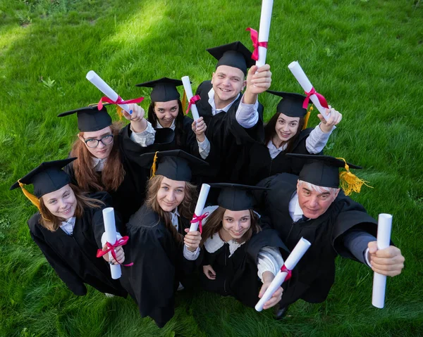 Licenciados Roupões Mostram Seus Diplomas Livre Vista Cima Estudante Idade — Fotografia de Stock