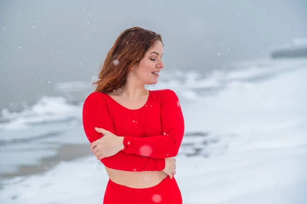 Кавказская Рыжая Женщина Позирует Нижнем Белье Открытом Воздухе Зимой — стоковое фото