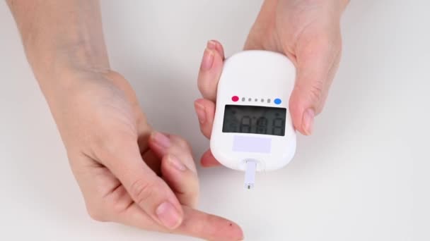 女人用糖蜜计测量血糖水平 — 图库视频影像