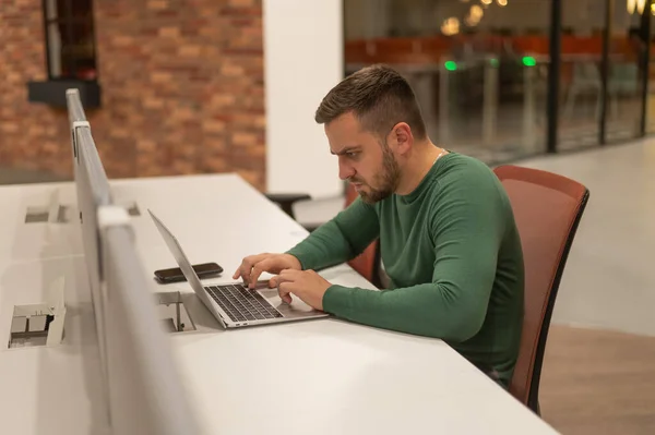 Кавказький Бородатий Чоловік Працює Ноутбуці Сучасному Робочому Місці — стокове фото