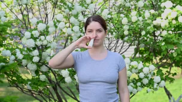 Femeia Caucaziană Folosește Spray Nazal Începe Respire Timp Merge Parc — Videoclip de stoc