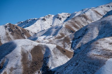 Dağlar hafifçe karla kaplı