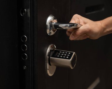 Kadın dairenin kapısının kilidini açıyor. Anahtarsız girdi