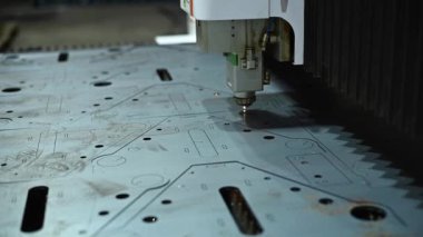 CNC makinesi. Metal lazer kesimi.