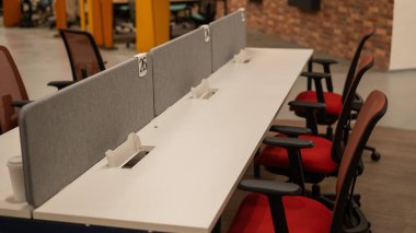 Boş ofis, açık alan. Beyaz masalarla eşzamanlı çalışma alanı